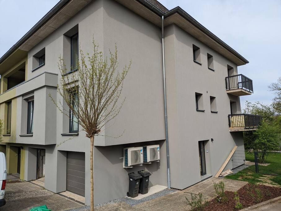 Apartment Renovated 2 Bedroom With Parking & Ac